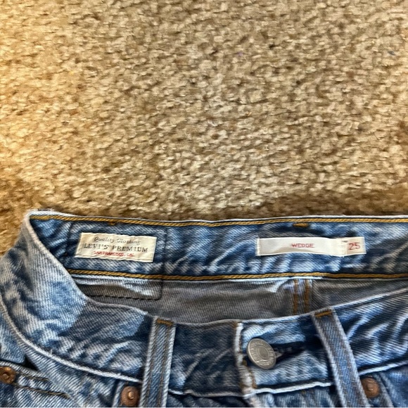 Levis Wedgie Jean High Rise Premium Denim Light Wash Slim Raw Hem Tapered Fit 25 - Picture 8 of 9